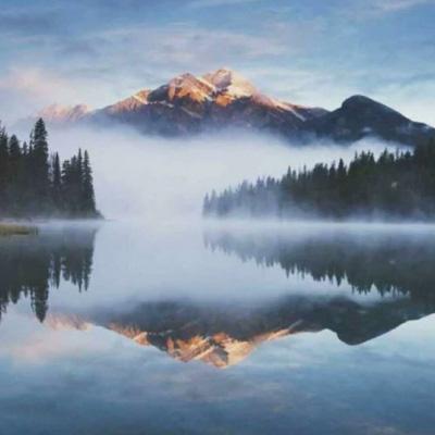 重庆巫山：一江碧水满山“雪”